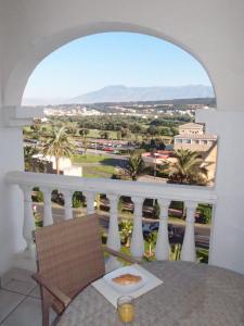 een uitzicht vanaf het balkon van een resort bij Luxury apartment in central Almerimar with Free Secure Parking in Almerimar