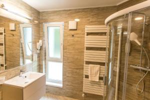 W łazience znajduje się umywalka i prysznic. w obiekcie Panorama Boutique Hotel w mieście Sfântu Gheorghe