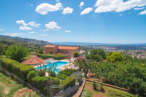 Bazén v ubytovaní Villa Klara with 72 sqm pool and view on Split and islands alebo v jeho blízkosti