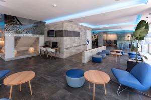 A television and/or entertainment centre at Hotel Brisa Ibiza - Adults only