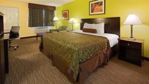 Ένα ή περισσότερα κρεβάτια σε δωμάτιο στο Days Inn by Wyndham Round Rock
