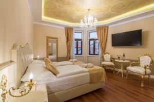 una camera con letto, tavolo e sedie di Central Square Heritage Hotel a Spalato (Split)