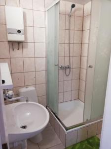 a bathroom with a shower and a sink at Domek letniskowy Mauritius in Mielno