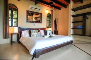 a bedroom with a large bed in a room at Casa Marbella in Santa Teresa Beach