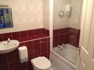 A bathroom at The Burren Hostel - Sleepzone