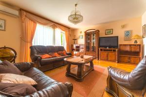 Televízia a/alebo spoločenská miestnosť v ubytovaní Villa Klara with 72 sqm pool and view on Split and islands