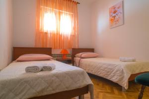 Posteľ alebo postele v izbe v ubytovaní Villa Klara with 72 sqm pool and view on Split and islands + 34 fotografií