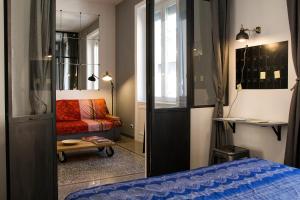 ein Schlafzimmer mit einem Bett, einem Sofa und einem Spiegel in der Unterkunft Appart in Rom