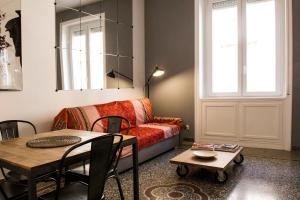 uma sala de estar com um sofá e uma mesa em Appart em Roma