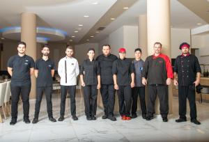 ネオス・マルマラスにあるPoseidon Hotel Sea Resortのロビーの男姿