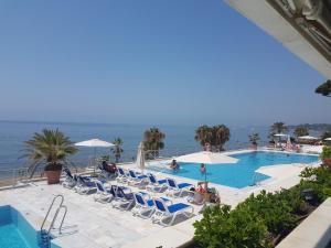 Bazén v ubytovaní Marina Mariola by Coral Beach alebo v jeho blízkosti