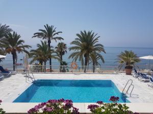 Bazén v ubytovaní Marina Mariola by Coral Beach alebo v jeho blízkosti