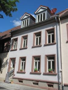 un bâtiment blanc avec des fenêtres et des plantes. dans l'établissement Zwischen-Rhein-und-Reben, zentral, barrierefrei, à Speyer