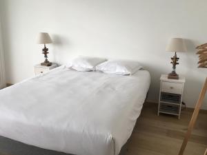 安锡The Boat的一张带2个床头柜和2盏灯的白色床 更多27张照片