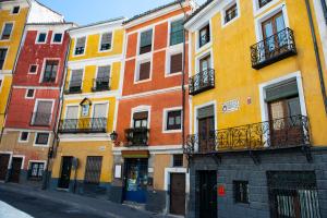 una fila de edificios coloridos en una calle en Apartamento La Hoz, en Cuenca