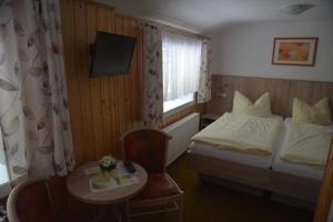 Postel nebo postele na pokoji v ubytování Gasthof Thomas Müntzer