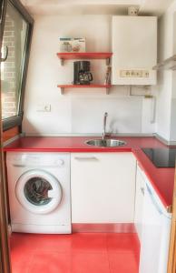 Kuchyň nebo kuchyňský kout v ubytování Apartamentos Bahía de Boó