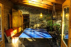 einen Esstisch in einem Zimmer mit einer Steinmauer in der Unterkunft Hospedaje Andorra La Vella in Ushuaia