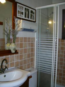 bagno con doccia, lavandino e servizi igienici di Casa Galilea a Galilea