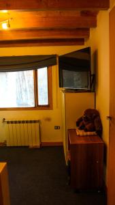 Zimmer mit einem Bett und einem großen Fenster in der Unterkunft Hospedaje Andorra La Vella in Ushuaia