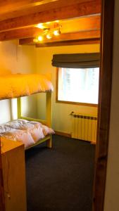 Un dormitorio con dos literas y una ventana. en Hospedaje Andorra La Vella, en Ushuaia 17 fotos más