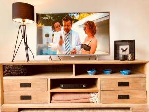 En tv och/eller ett underhållningssystem på Appartement Seaview Bunnenplein