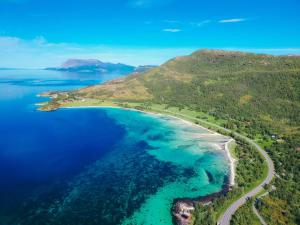 z powietrza widok na plażę i ocean w obiekcie Tjeldsundbrua Camping w mieście Evenskjer