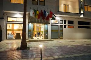 un edificio con bandiere a lato di Hotel El Bachir a Dakhla Altre 21 foto