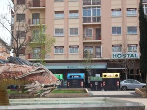 Una statua di drago davanti a un ospedale. di Hostal Cumbre a Saragozza