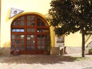 QuerfurtにあるHotel "Zur Sonne"の木の大きな木の扉