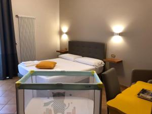 Cette petite chambre comprend un lit et une table. dans l'établissement A DUE PASSI temporary apartment, à Trani