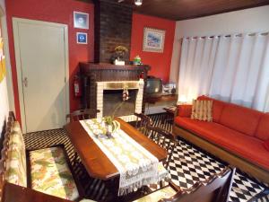 a living room with a couch and a table at Casa para 4 pessoas - Canela - Caracol in Canela