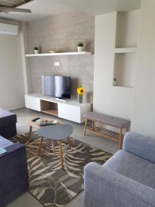 Televízia a/alebo spoločenská miestnosť v ubytovaní Villas Mamas Beach