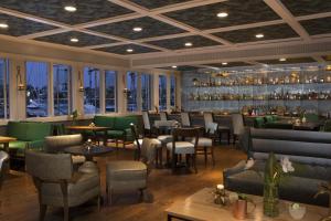 Ο χώρος του lounge ή του μπαρ στο The Portofino Hotel & Marina, a Noble House Hotel