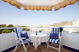een balkon met een tafel en twee stoelen en uitzicht bij R&E apartments in Torremolinos