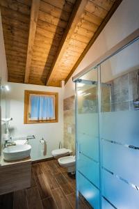 Koupelna v ubytování Agriturismo Olistico Atman