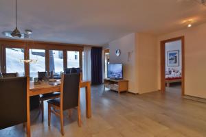 TV a/nebo společenská místnost v ubytování Ferienwohnung Steinmattstrasse