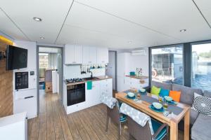 Φωτογραφία από το άλμπουμ του Houseboat σε Błotnik