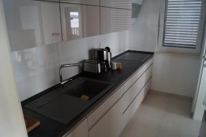 Kuchyň nebo kuchyňský kout v ubytování Apartmani Nada