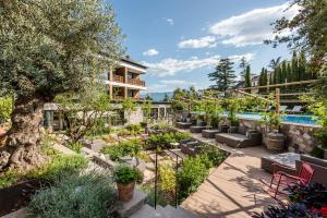 a garden with a pool and a house at Hotel Ansitz Plantiz in Merano