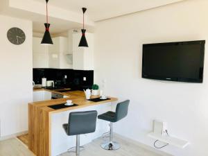 Televízia a/alebo spoločenská miestnosť v ubytovaní Living Point Residence