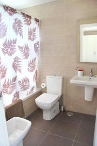 グラナダにあるCiencias Forum Apartment by A3Rentalsのバスルーム(トイレ、洗面台付)