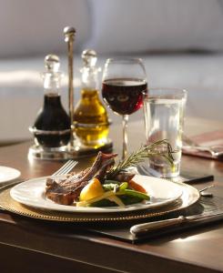 Maji Moto阿拉罗山林小屋的桌上的一小块食物,加上一杯葡萄酒