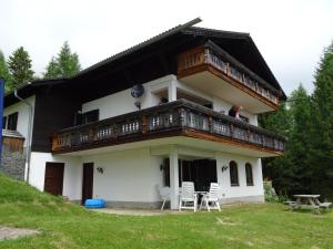 a house with a balcony on top of it at Villa-Alpenblick in Hochrindl