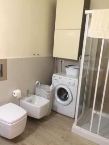 a bathroom with a washing machine and a washer at Appartamento al mare con garage in Porto Recanati