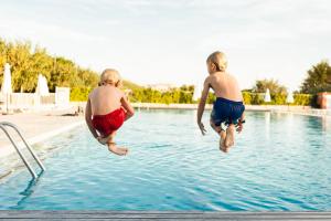 Bazén v ubytování Camping Platja Cambrils nebo v jeho okolí