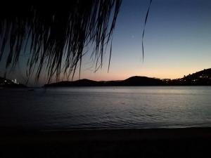 イオス島 チョーラにあるGalini Pensionの夕日の水の景色