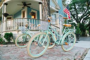 duas bicicletas estacionadas em frente a uma casa em Inn on the Riverwalk em San Antonio