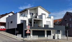 ウールディンゲン・ミュールホーフェンにあるbodensee-fewo Modernes & TOP-ausgestattetes Appartement incl Netflix, e-Ladestation, Fahrradgarageの通りに面した白い建物