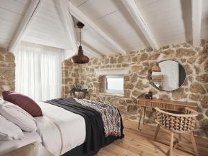 เตียงในห้องที่ Arismari Luxury Villas